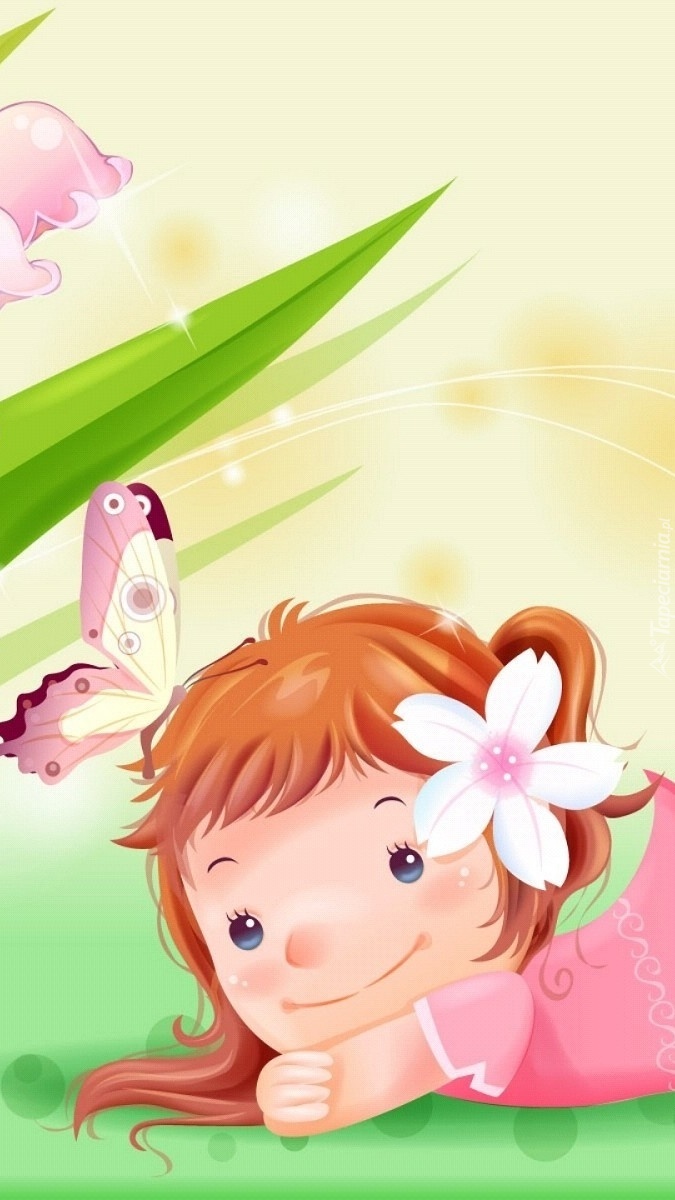 Uśmiechnięta dziewczynka na łące z motylem i kwiatem we włosach