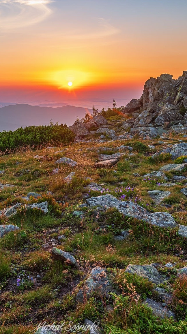 Widok na wschód słońca nad Beskidami