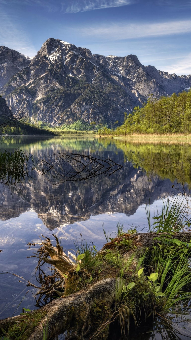 Widok znad jeziora Almsee na góry