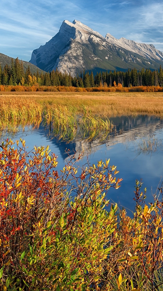 Widok znad jeziora Vermilion Lake na górę Mount Rundle