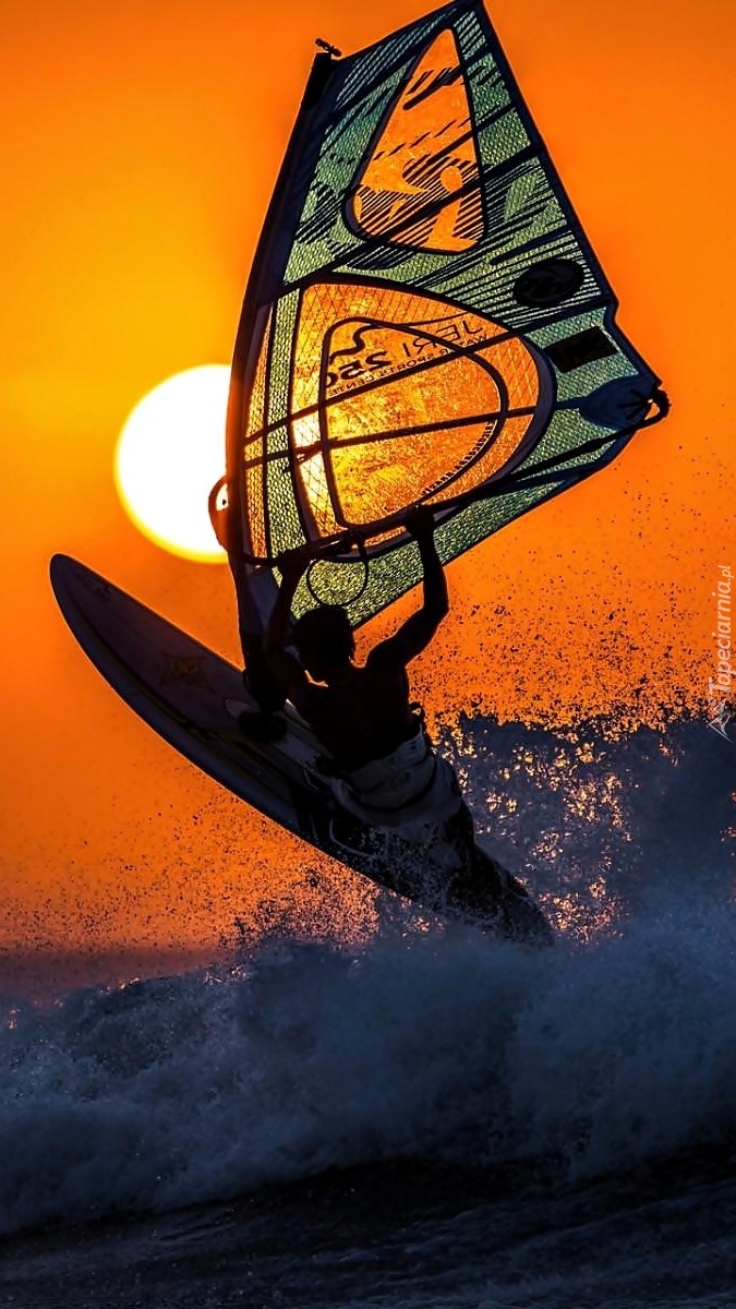 Windsurfing w blasku zachodzącego słońca