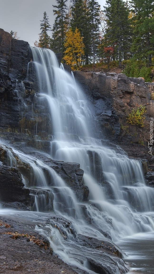 Wodospad Gooseberry Falls spływający po skałach