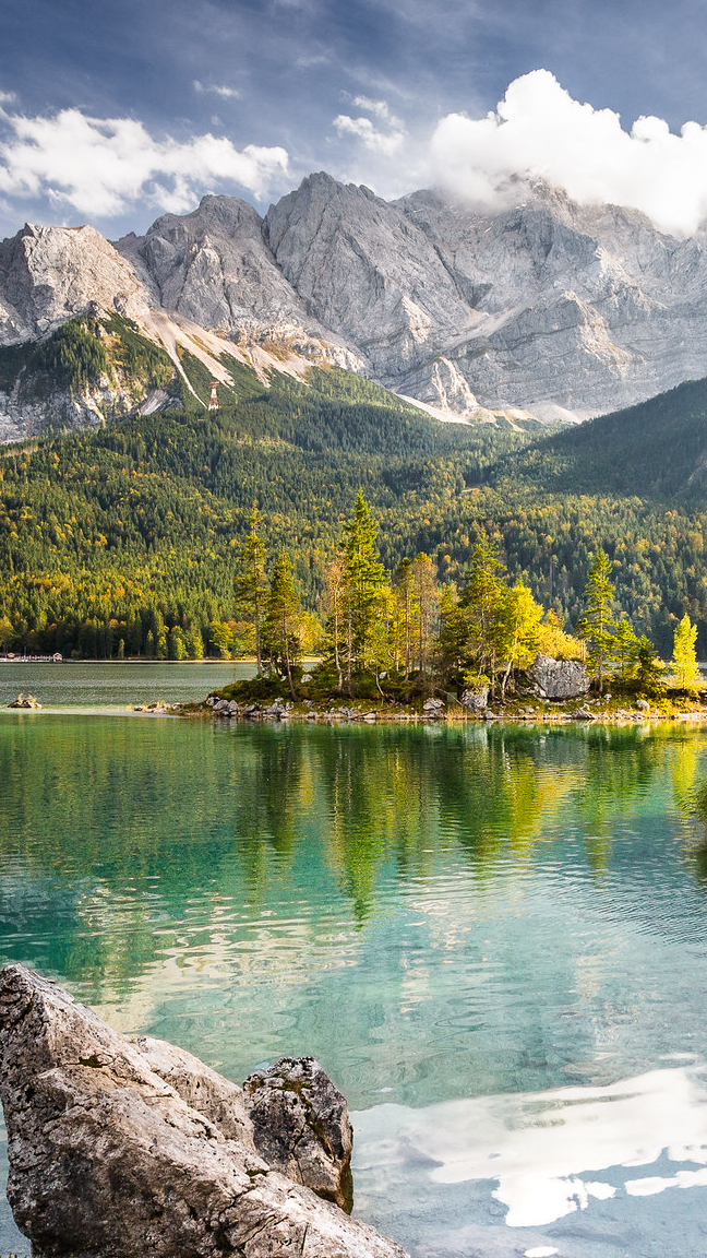 Wysepka na jeziorze Elbsee w Alpach Bawarskich