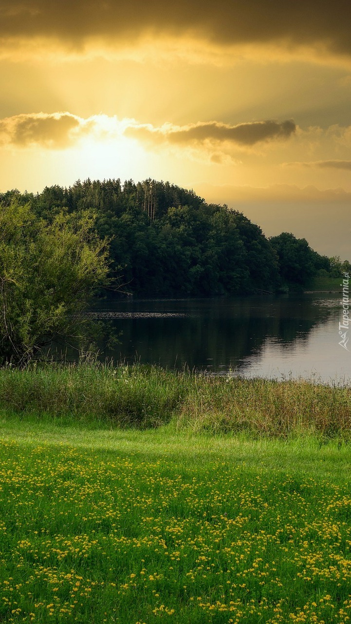 Zachód słońca nad jeziorem