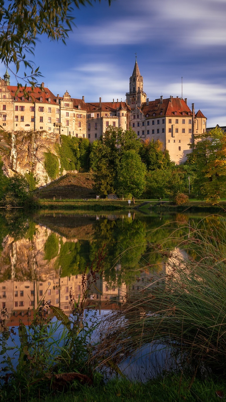 Zamek Sigmaringen nad rzeką Dunaj w Niemczech