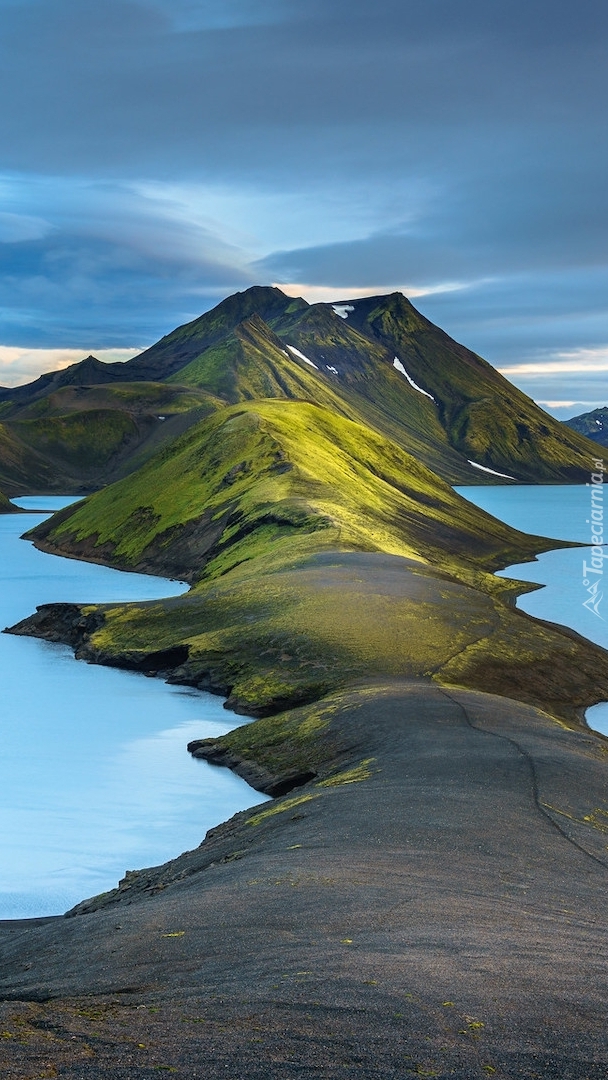Zielone wzgórza i góry Islandii