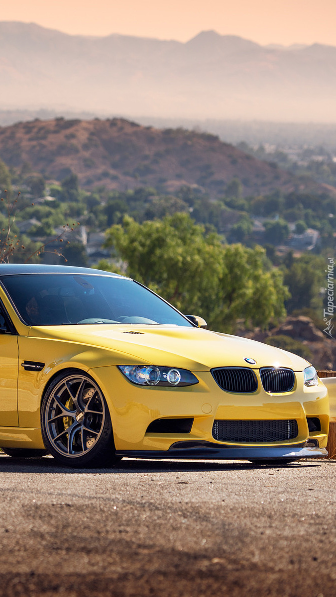 Żółte BMW M3