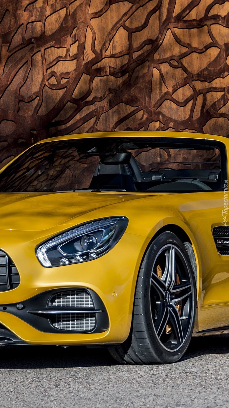 Żółty Mercedes-AMG GT Roadster