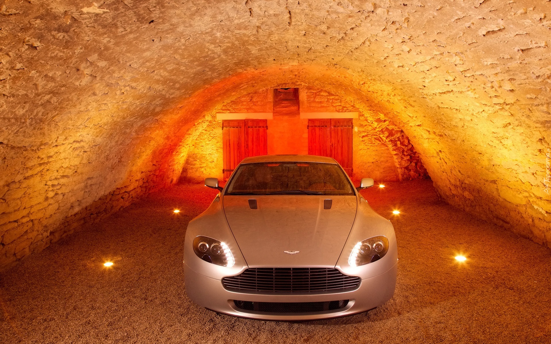 Aston Martin V8 Vantage S, Garaż, Oświetlenie