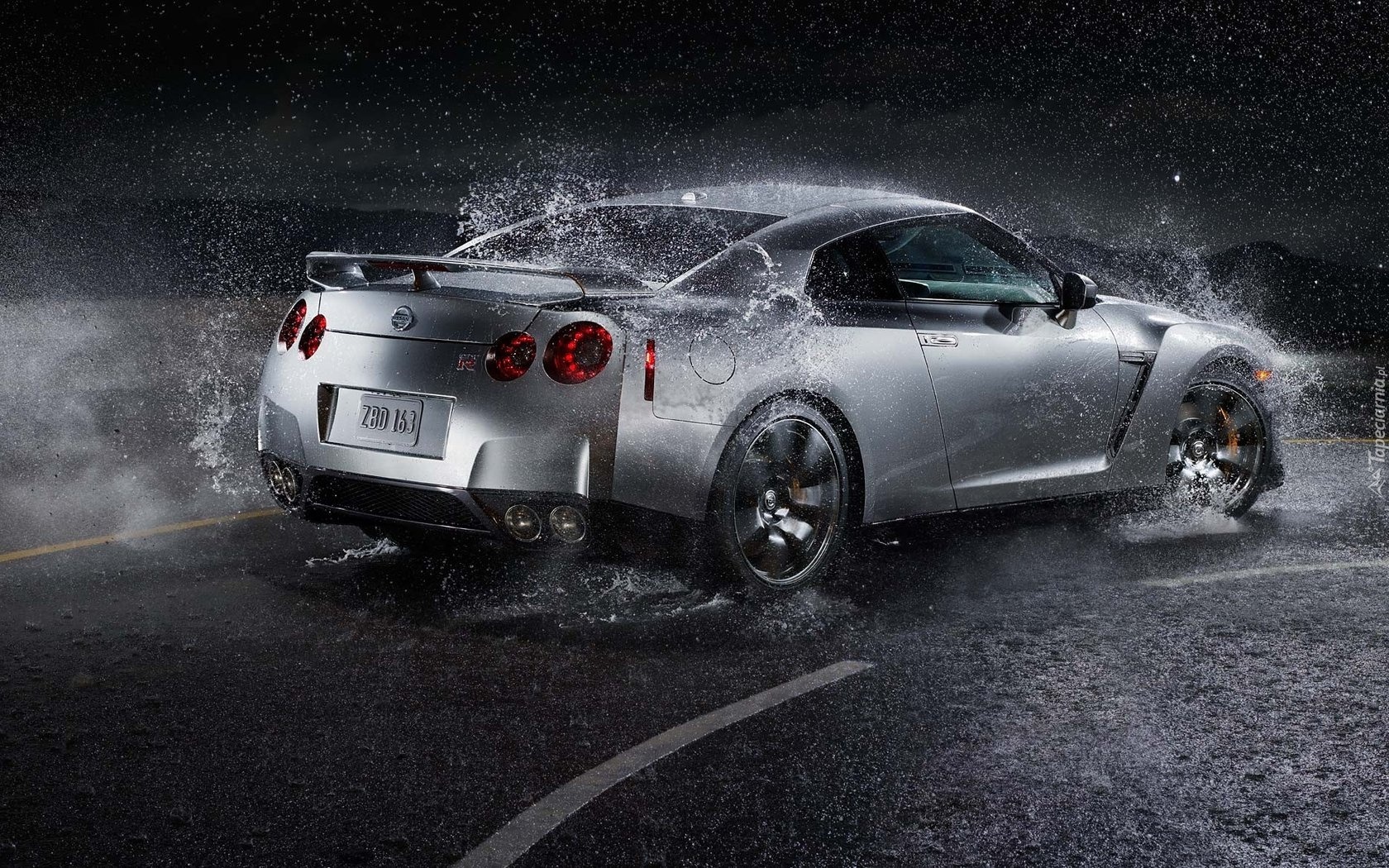 Nissan Skyline GT-R, Droga, Woda