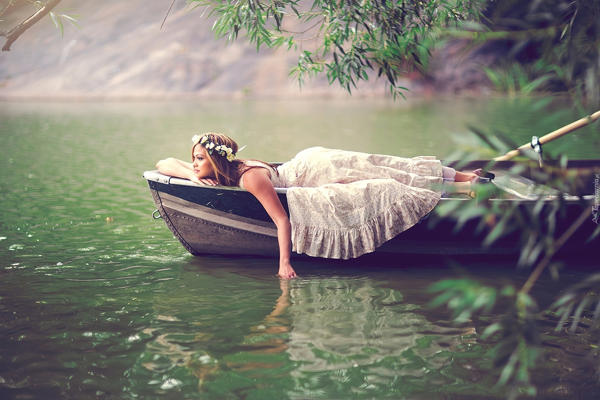 Безмятежная тишина. Девушка в лодке. Фотосессия в лодке. Фотосессия в лодке девушка. Девушка в лодке на озере.