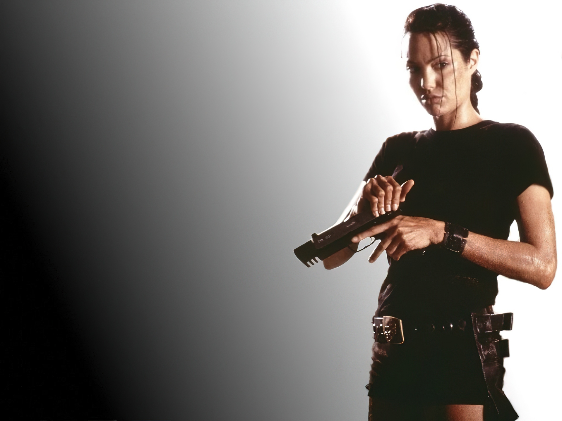 Angelina Jolie, pistolet