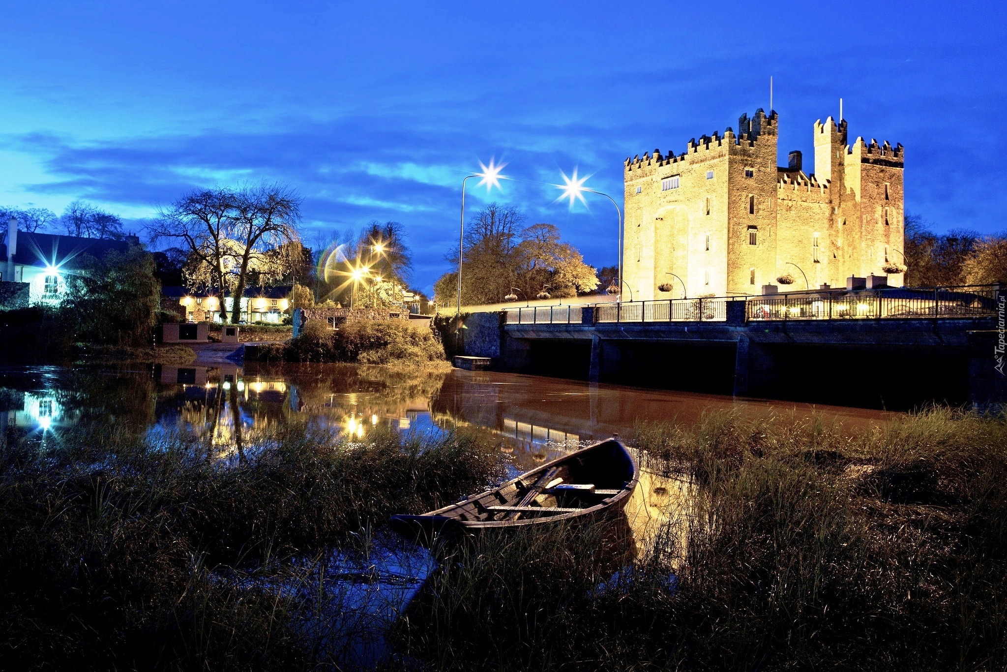 Zamek Bunratty, Hrabstwo Clare, Irlandia,  Łódka, Rzeka Shannon