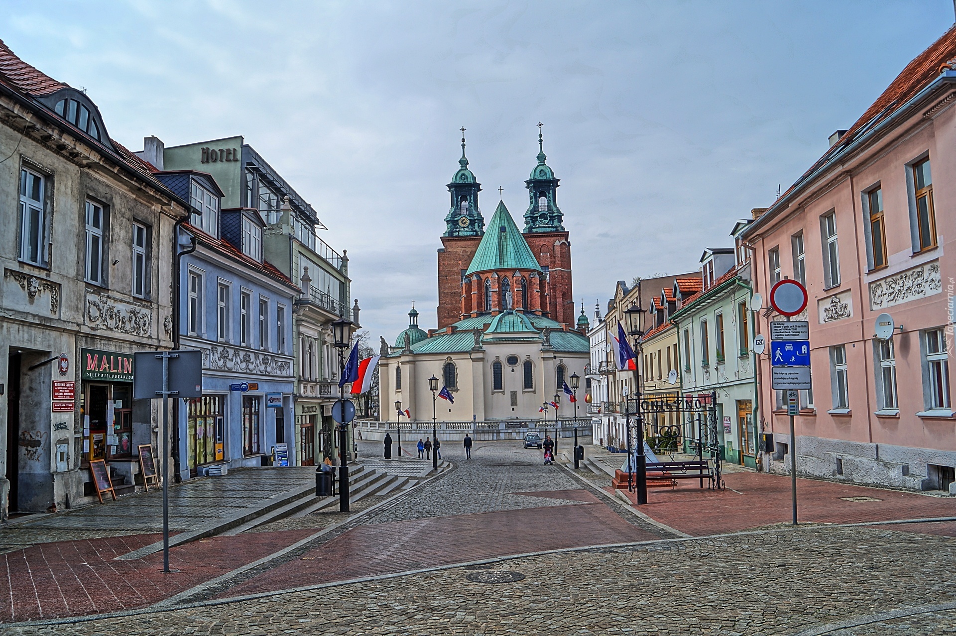 Gniezno, Katedra, Kamienice