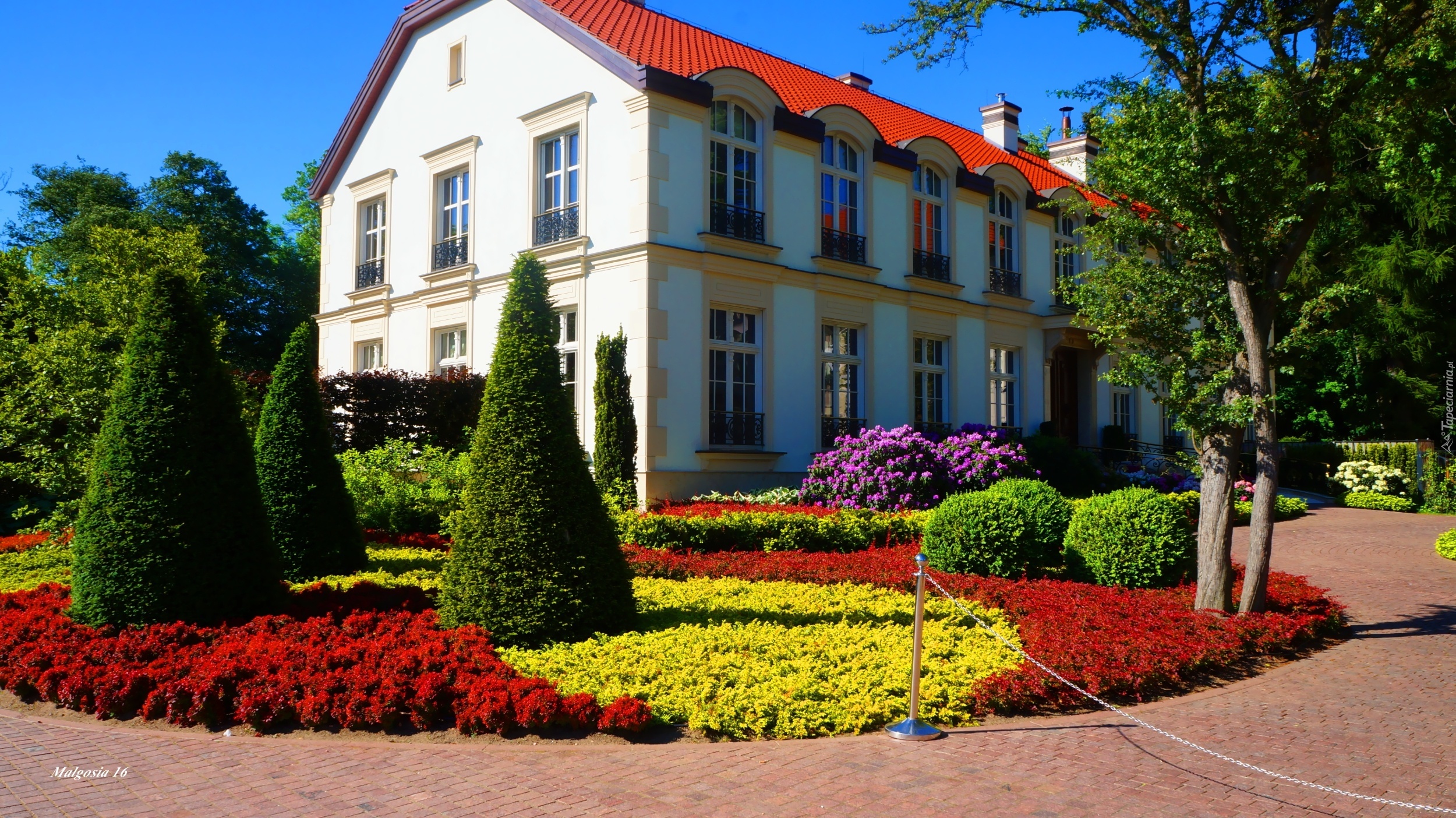 Polska, Gdańsk, Park Oliwski im. Adama Mickiewicza, Budynek, Dworek, Alejka, Ścieżka, Kwiaty, Rośliny