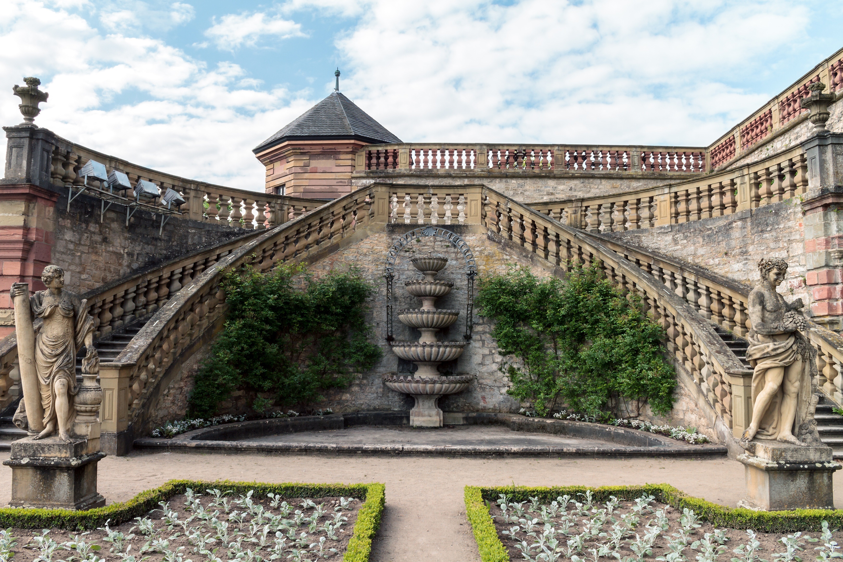 Fontanna, Posągi, Roślinność, Schody, Balustrady