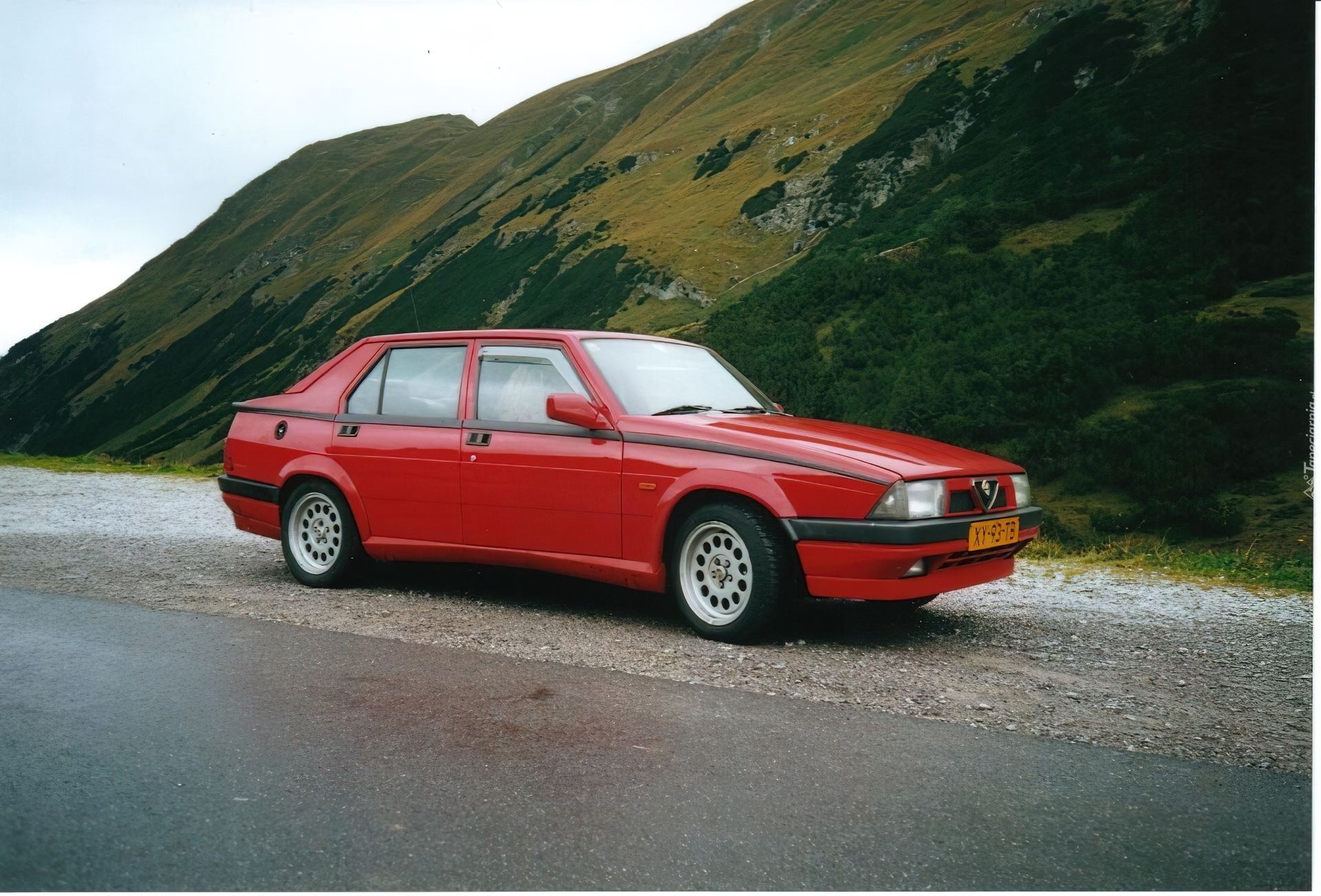 Alfa Romeo 75, Prawy, Bok
