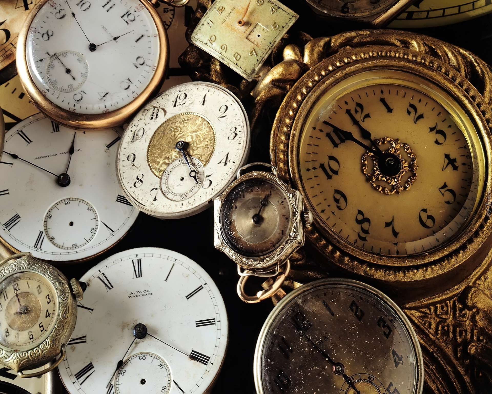 Реальные предметы времени. Старинные часы. Антикварные часы. Красивые старинные часы. Много часов.