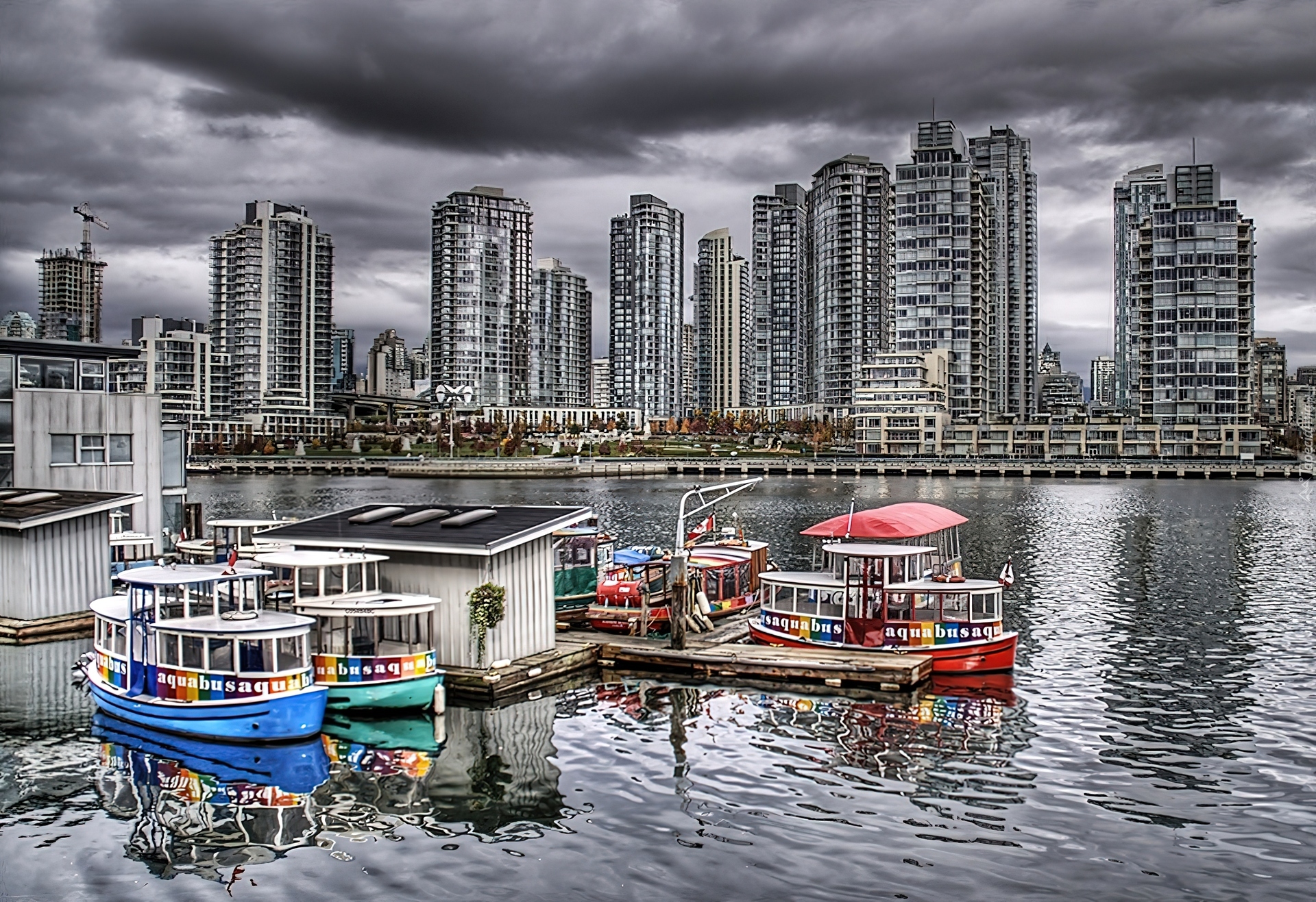 Rzeka, Łodzie, Wieżowce, Granvill Island, Vancouver, Kanada