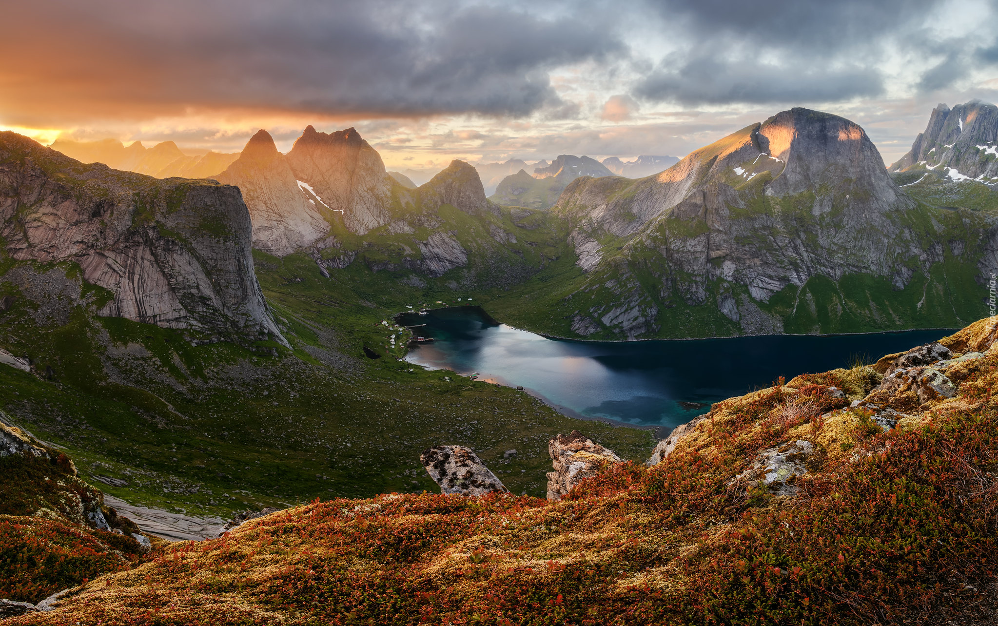 Norwegia, Lofoty, Góry, Jezioro, Trawa, Rośliny, Chmury, Zachód Słońca