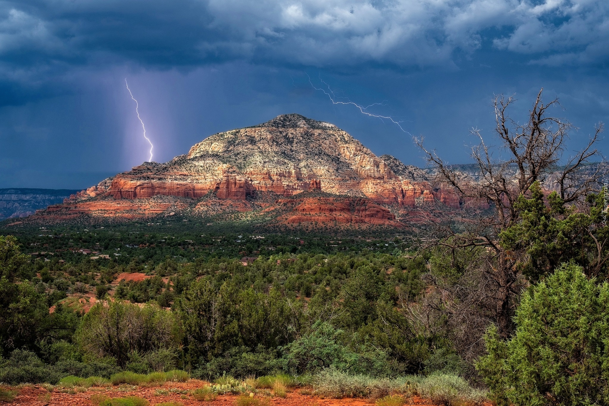 Stany Zjednoczone, Stan Arizona, Sedona, Góra, Thunder Mountain, Skały, Drzewa, Chmury, Błyskawica, Burza