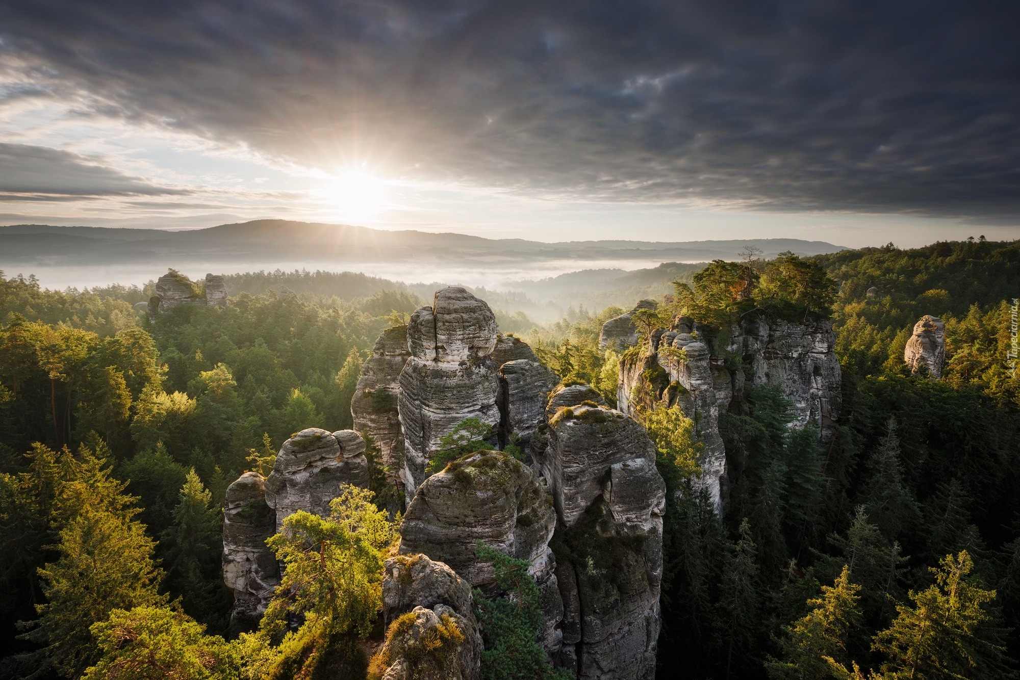 Wschód Słońca, Chmury, Góry Stołowe, Mgła, Skały, Las, Drzewa, Czeski Raj, Czechy