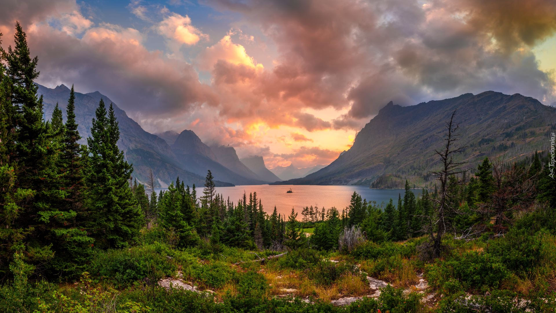 Park Narodowy Glacier, Jezioro, Saint Mary Lake, Góry, Drzewa, Krzewy, Niebo, Chmury, Stany Zjednoczone