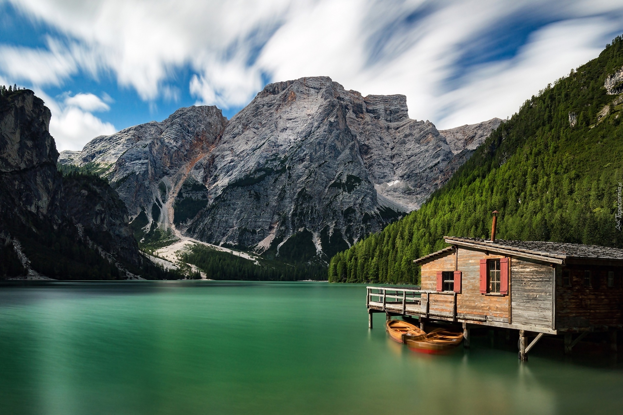 Włochy, Południowy Tyrol, Góry Dolomity, Jezioro Pragser Wildsee, Dom, Łódki