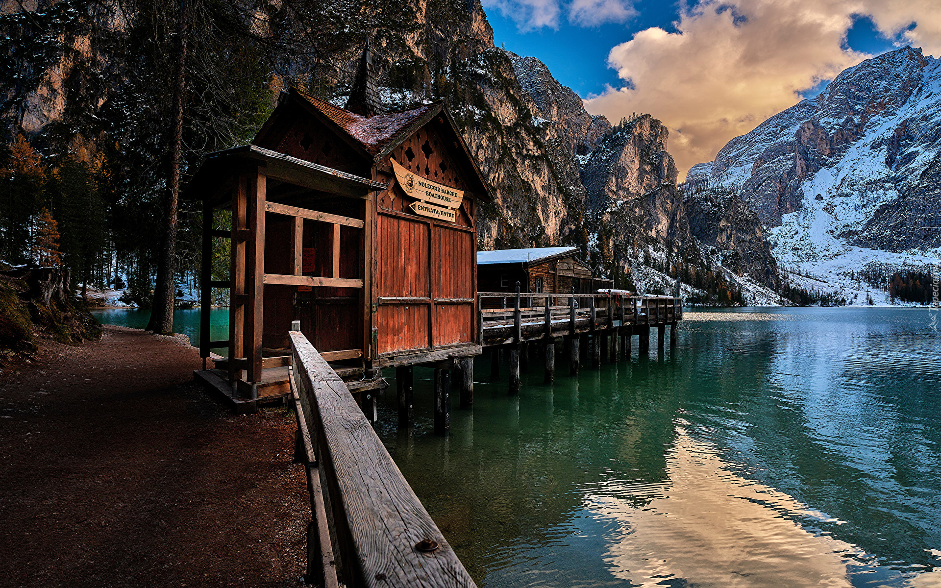 Włochy, Południowy Tyrol, Góry, Dolomity, Jezioro, Pragser Wildsee, Lago di Braies, Domy, Pomost