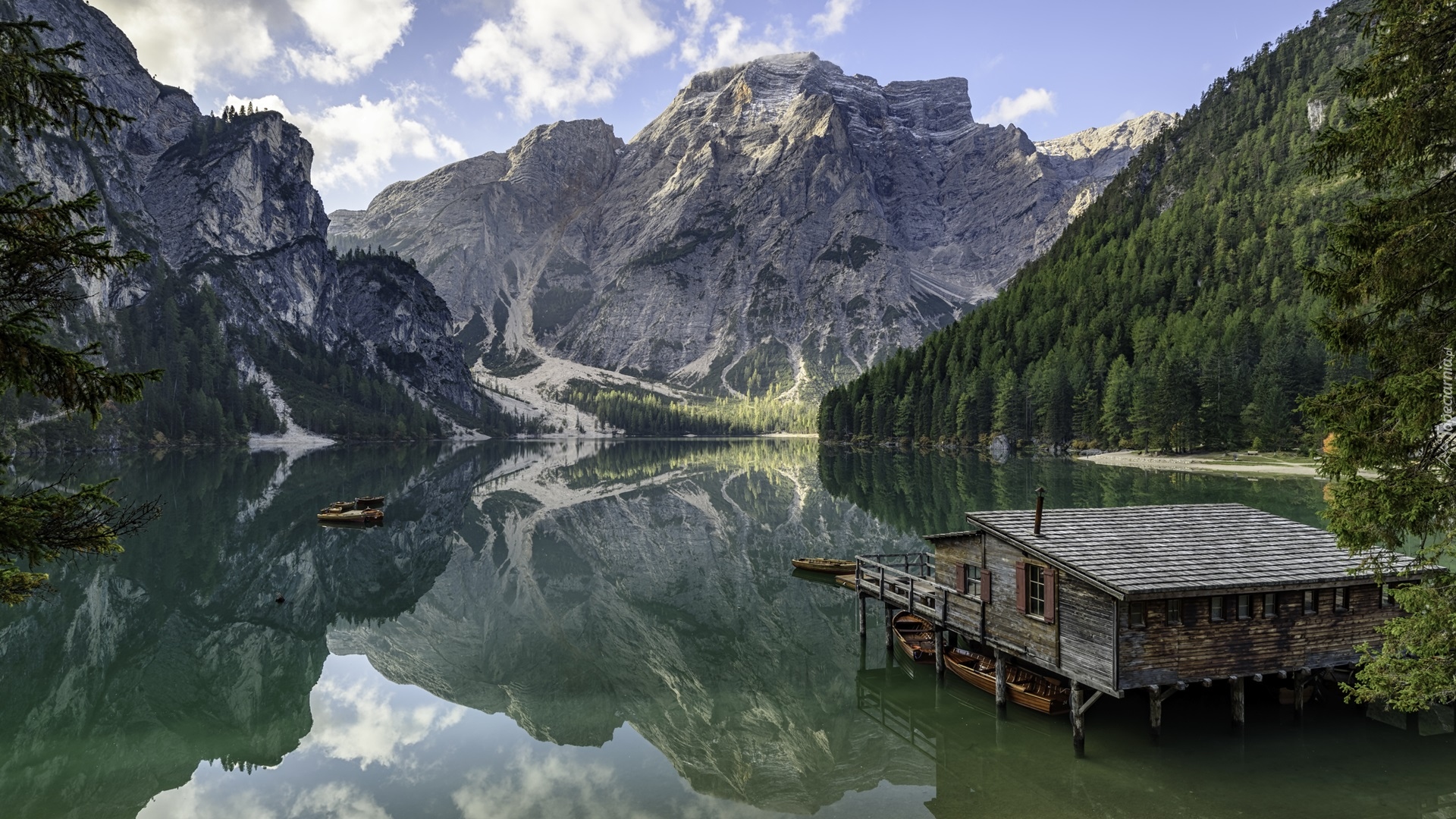 Włochy, Południowy Tyrol, Region Trydent-Górna Adyga, Jezioro Pragser Wildsee, Góry Dolomity, Drzewa, Drewniany, Dom, Łódki, Chmury