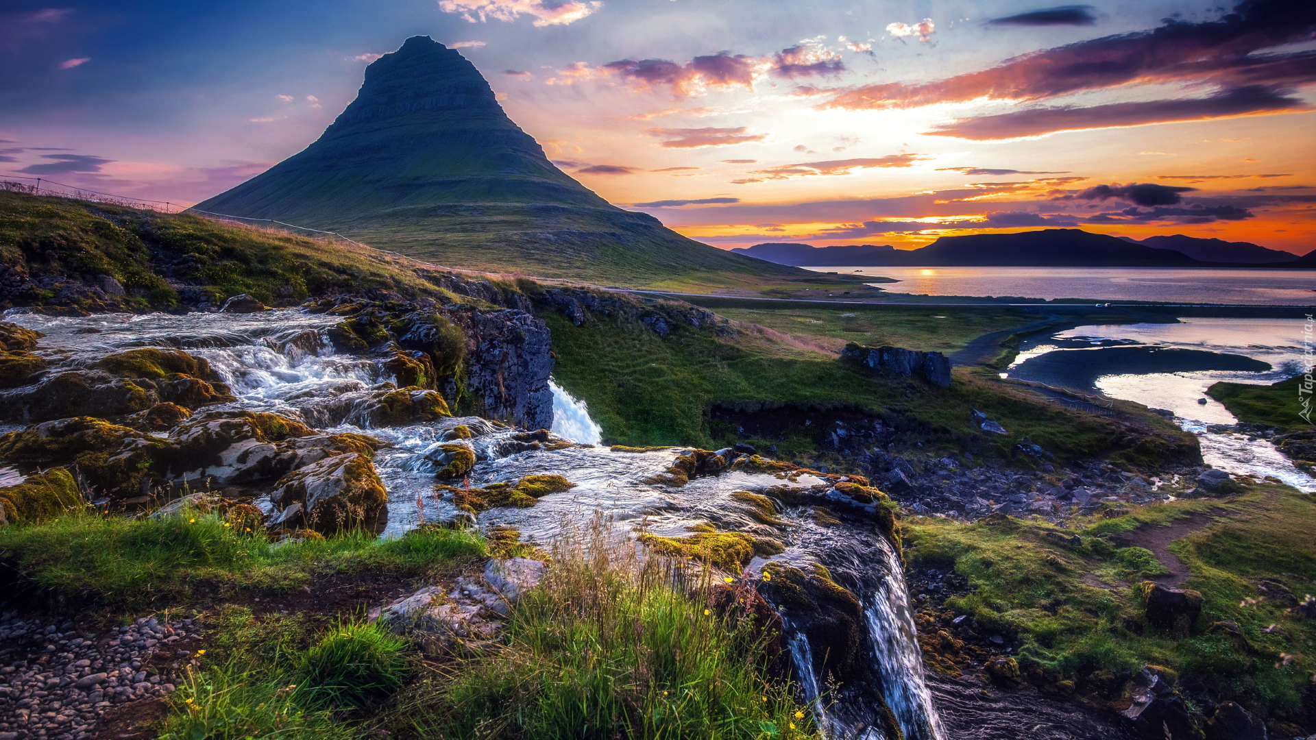 Góra Kirkjufell, Rzeka, Wodospad Kirkjufellsfoss, Wchód słońca, Półwysep Snaefellsnes, Islandia