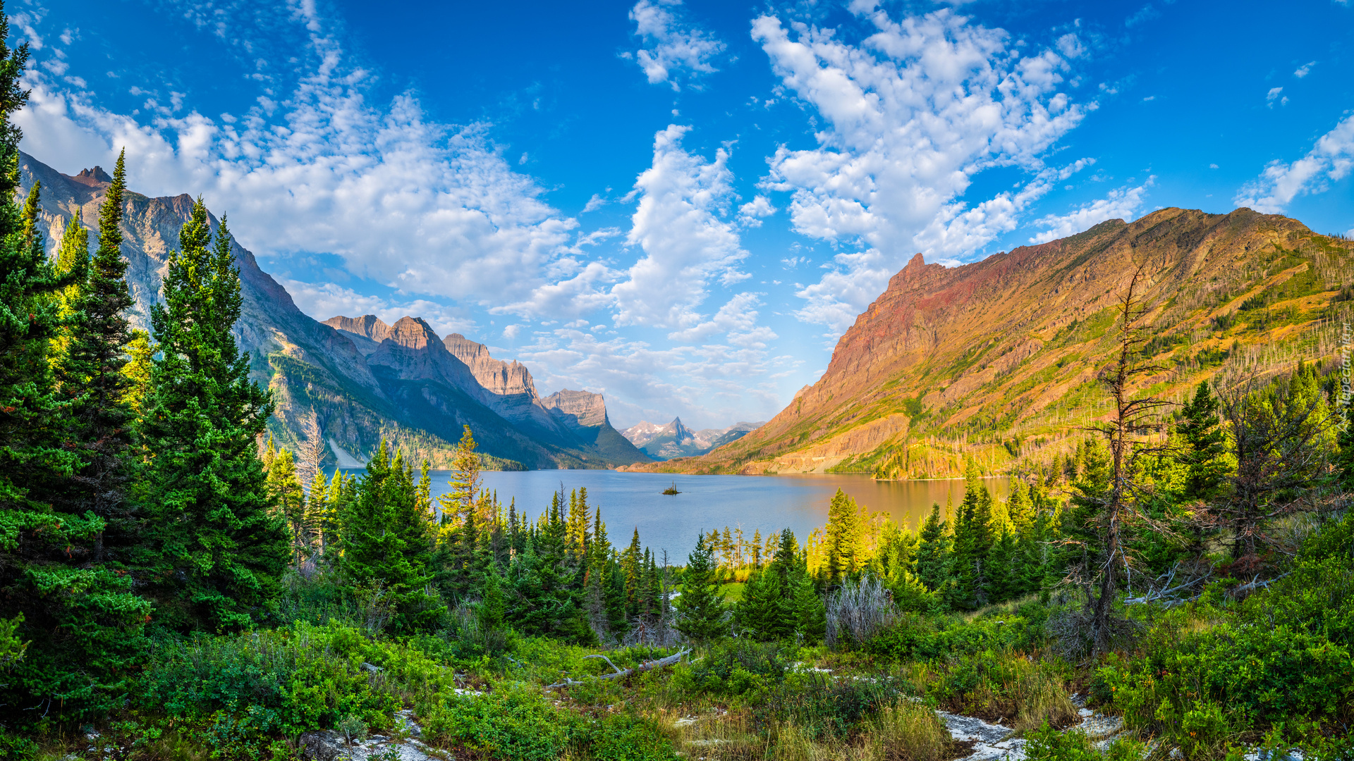 Park Narodowy Glacier, Jezioro, Saint Mary Lake, Góry, Drzewa, Obłoki, Montana, Stany Zjednoczone