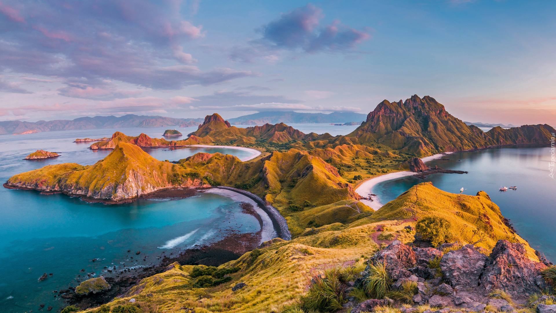 Indonezja, Wyspa Bali, Park Narodowy Komodo, Góry, Skały, Rośliny, Morze, Łódź