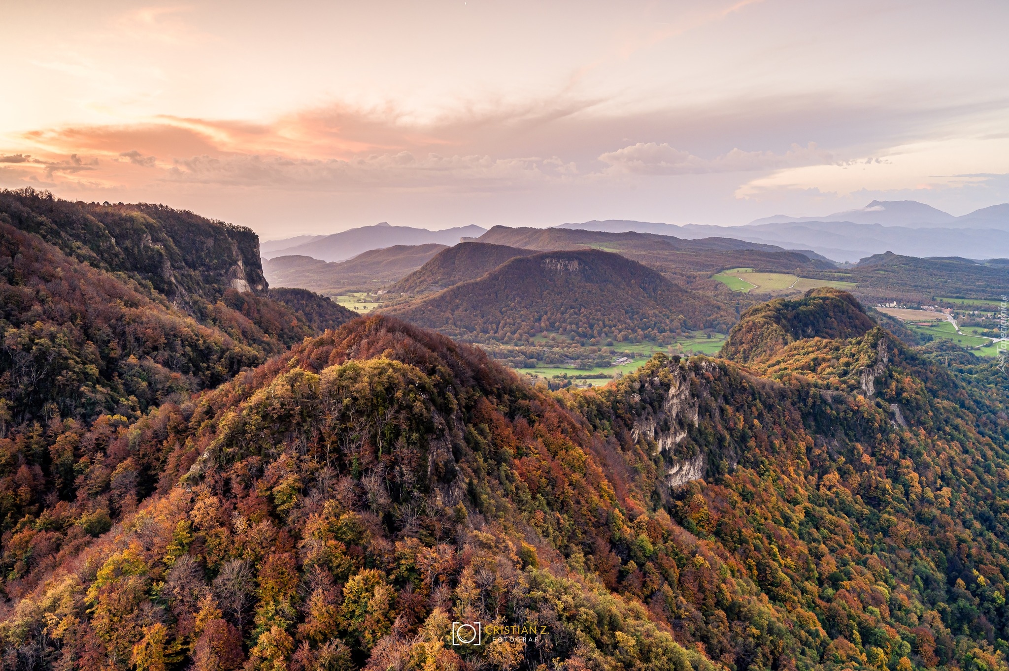 Hiszpania, Katalonia, Góry, Serra de Cabrera, Lasy, Pożółkłe, Drzewa, Jesień