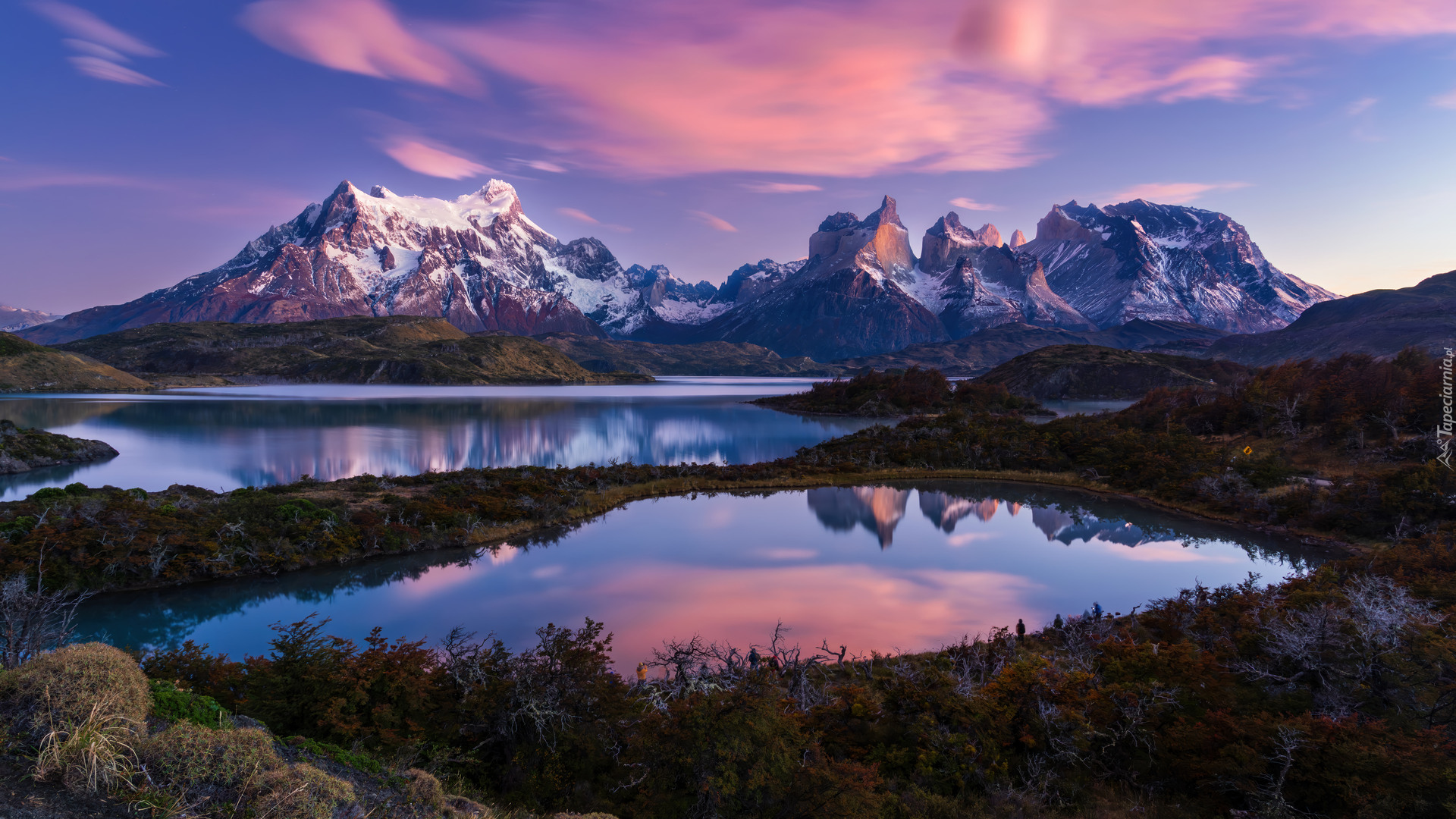 Góry, Śnieg, Jezioro, Roślinność, Niebo, Zachód słońca, Park Narodowy Torres del Paine, Patagonia, Chile