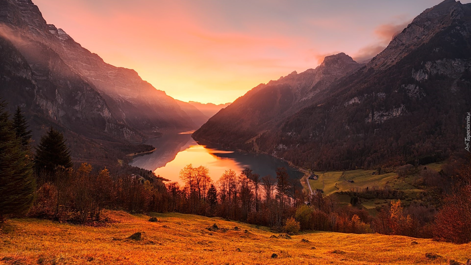 Szwajcaria, Kanton Glarus, Jezioro Klontalersee, Góry, Alpy, Dolina, Klontal Valley, Drzewa, Las, Domy, Wschód słońca