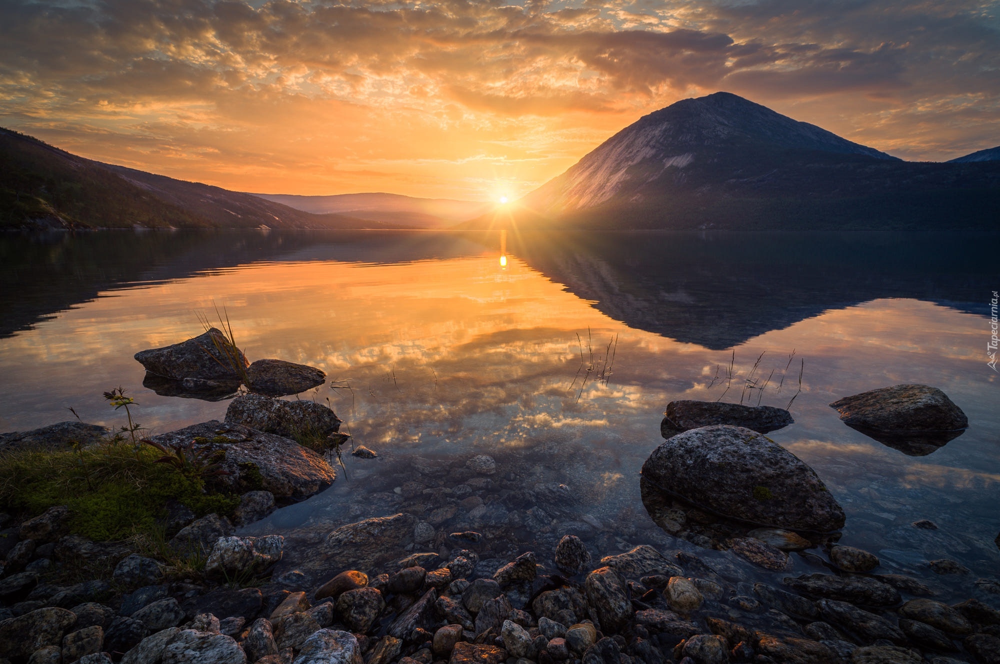 Zachód słońca, Góry, Jezioro Langvatnet, Kamienie, Gmina Sorfold, Region Nordland, Norwegia