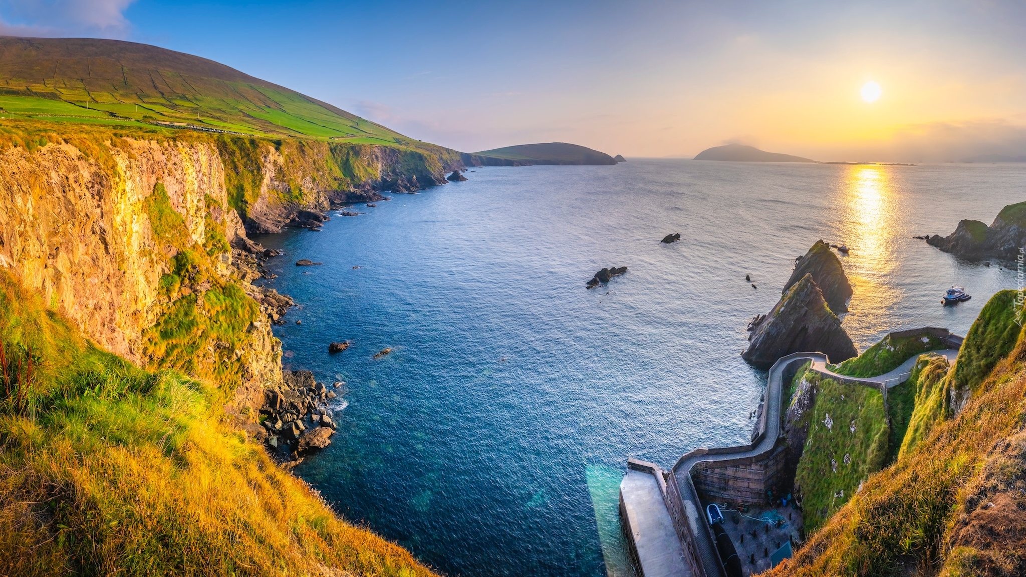 Irlandia, Hrabstwo Kerry, Dunquin Pier, Zachód słońca, Morze, Klify