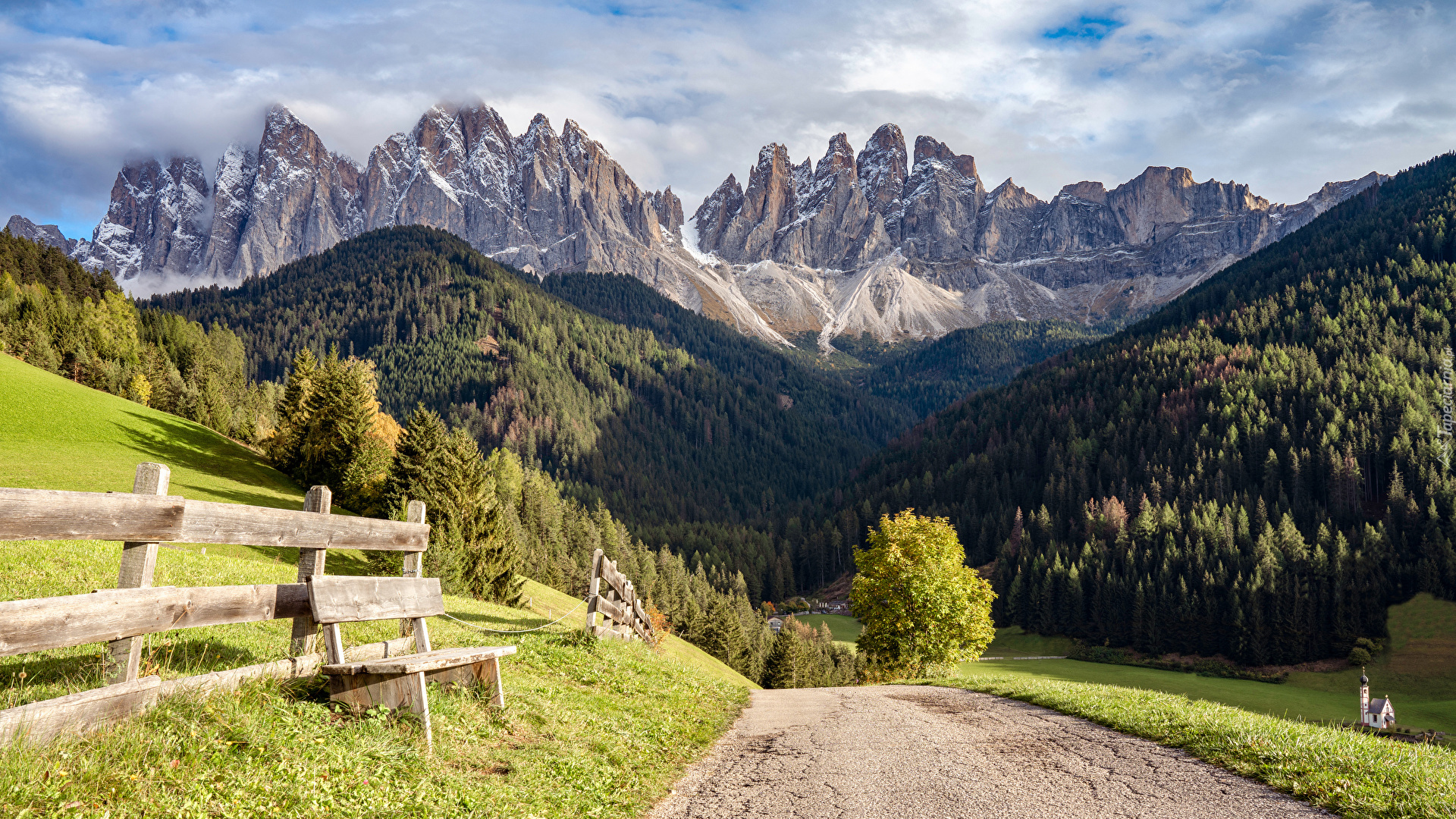 Góry, Dolomity, Dolina, Val di Funes, Drzewa, Lasy, Droga, Płot, Ławka, Chmury, Włochy