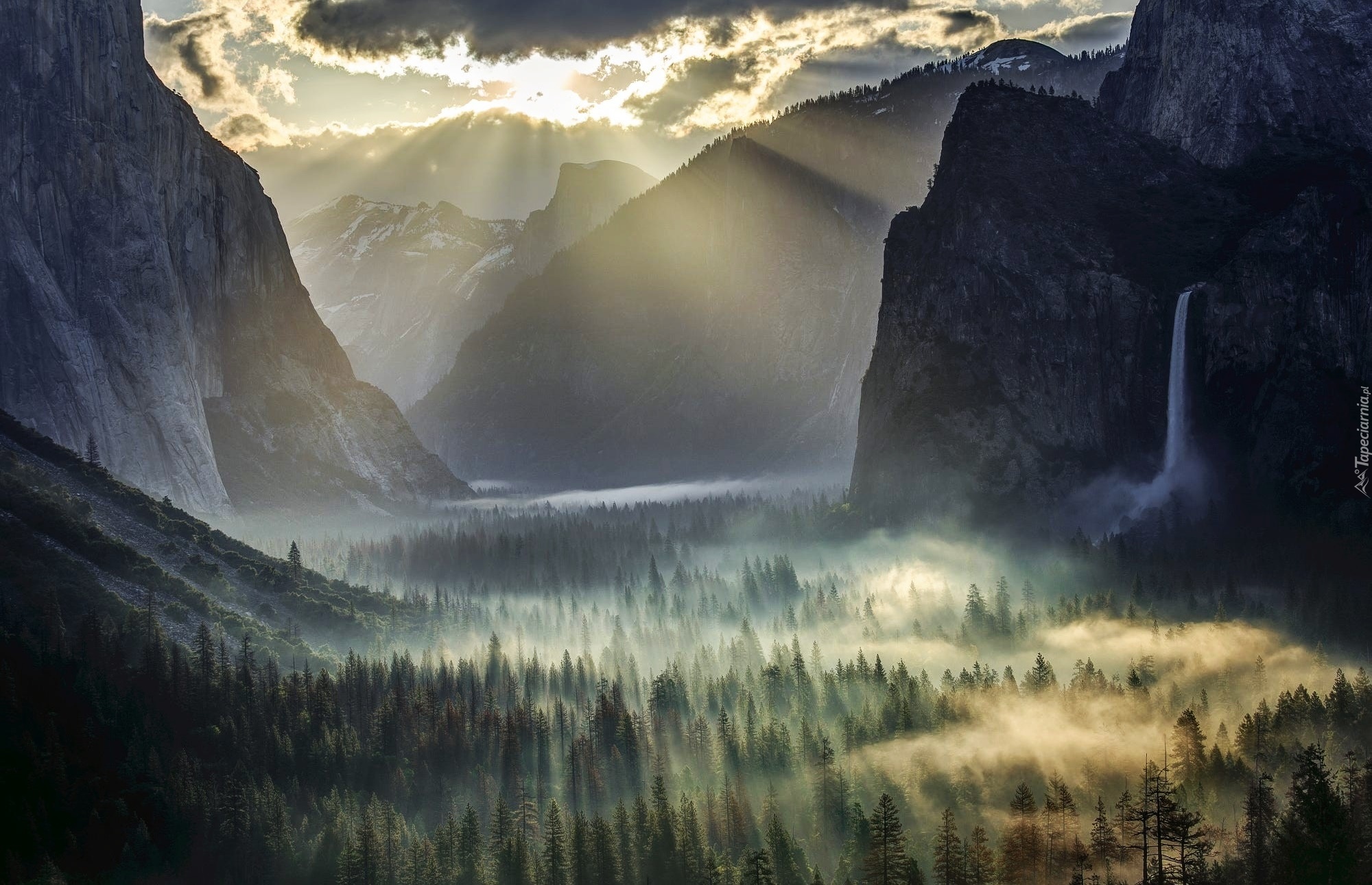 Stany Zjednoczone, Stan Kalifornia, Park Narodowy Yosemite, Góry, Las, Wodospad, Mgła, Wschód słońca