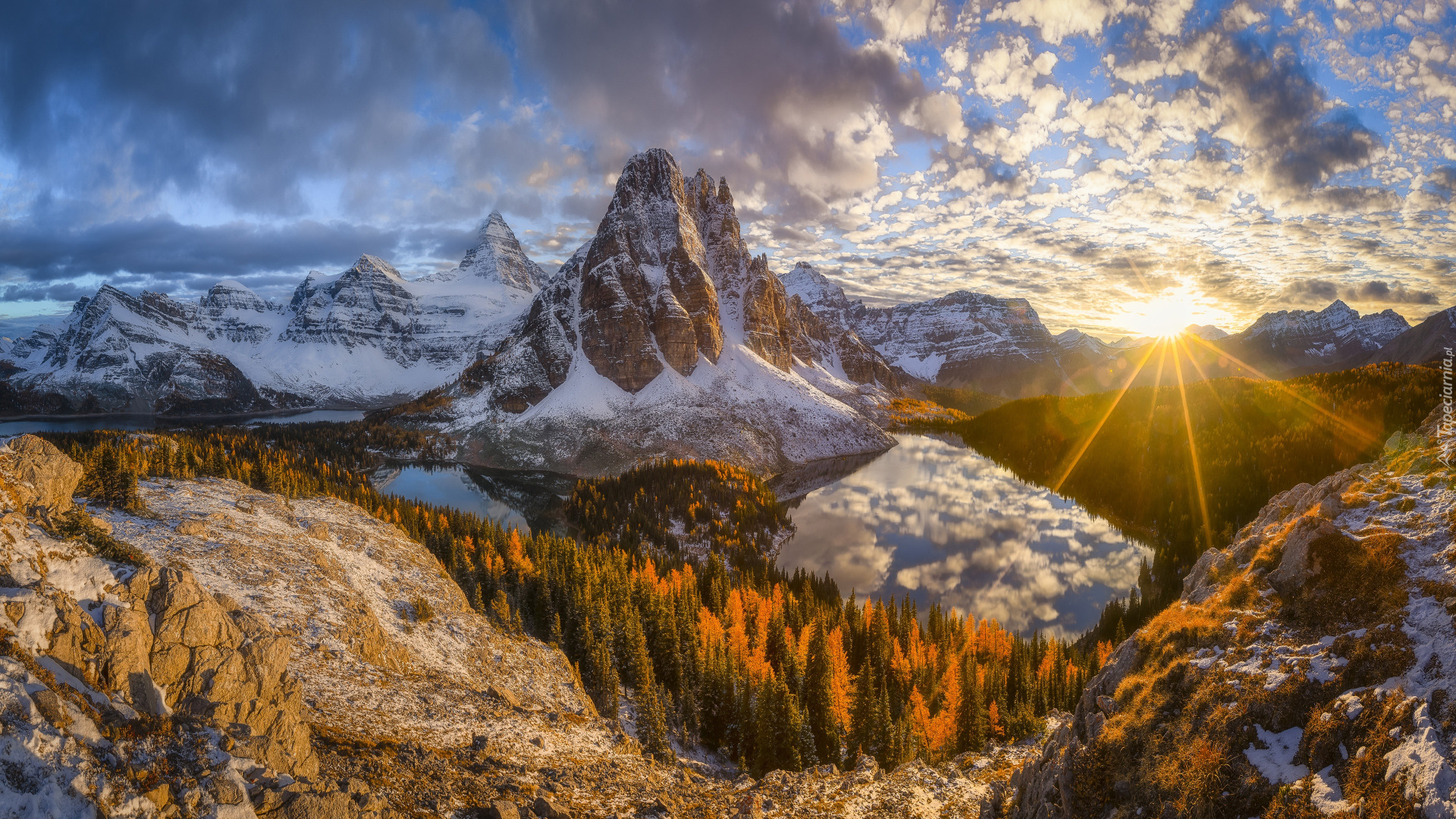 Kanada, Góry Skaliste, Mt Assiniboine, Jesień, Góry, Jeziora, Skały, Śnieg, Drzewa, Chmury, Zachód słońca