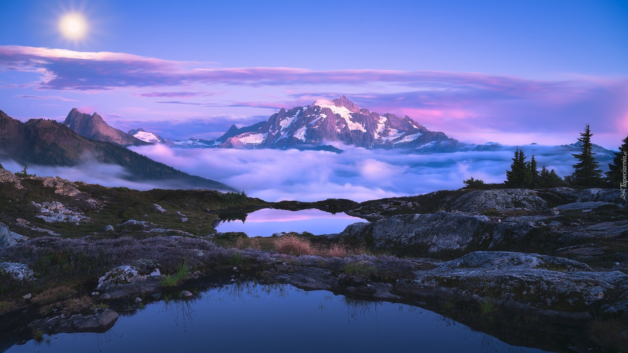 Jezioro, Picture Lake, Drzewa, Góry, Mount Shuksan, Zachód słońca, Mgła, Odbicie, Park Narodowy Północnych Gór Kaskadowych, Stan Waszyngton, Stany Zjednoczone