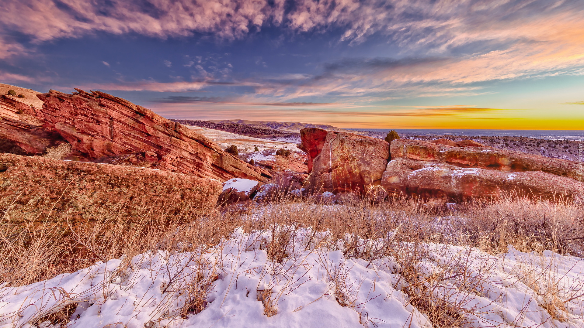 Wschód słońca, Chmury, Niebo, Śnieg, Zima, Skały, Trawy, Red Rocks Park, Morrison, Kolorado, Stany Zjednoczone