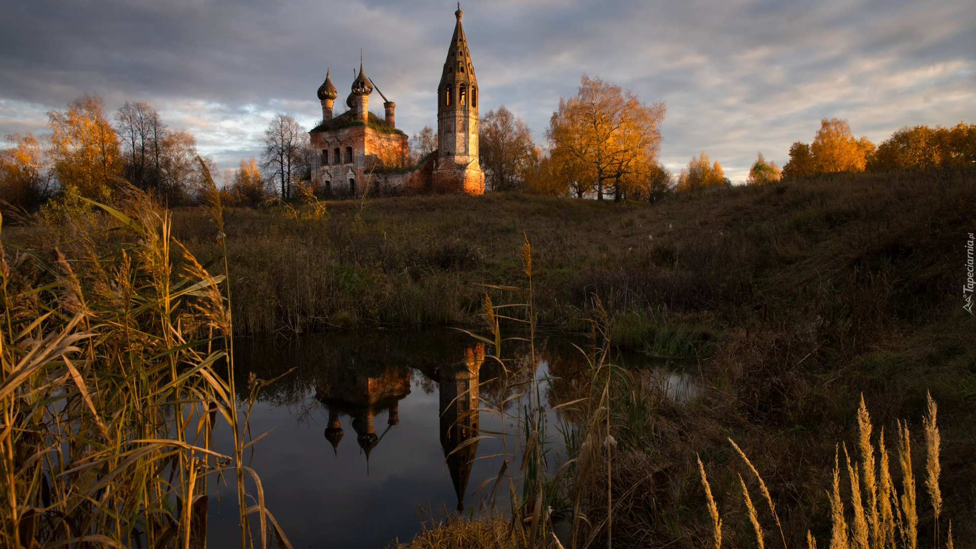 Jesień, Szuwary, Trawa, Wzgórze, Cerkiew, Pożółkłe, Drzewa, Chmury