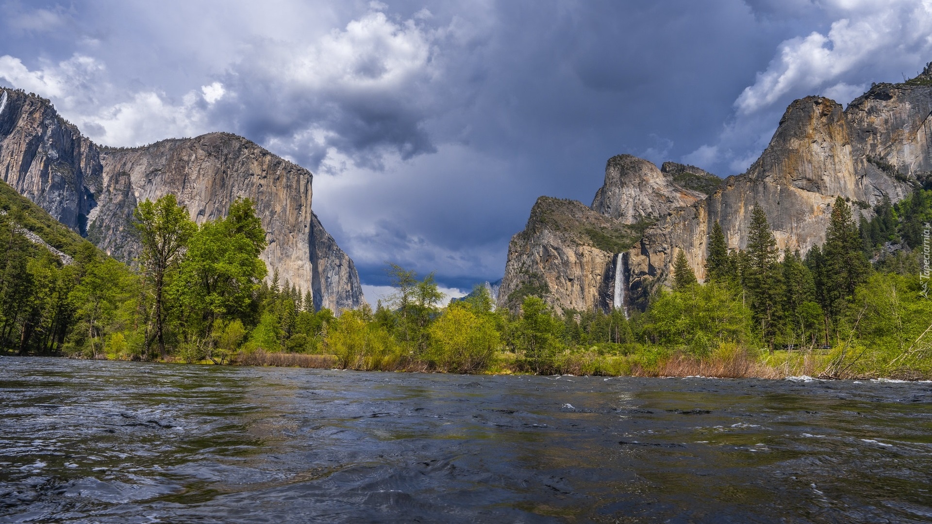 Stany Zjednoczone, Kalifornia, Park Narodowy Yosemite, Góry, Niebo, Chmury, Rzeka, Merced River, Drzewa