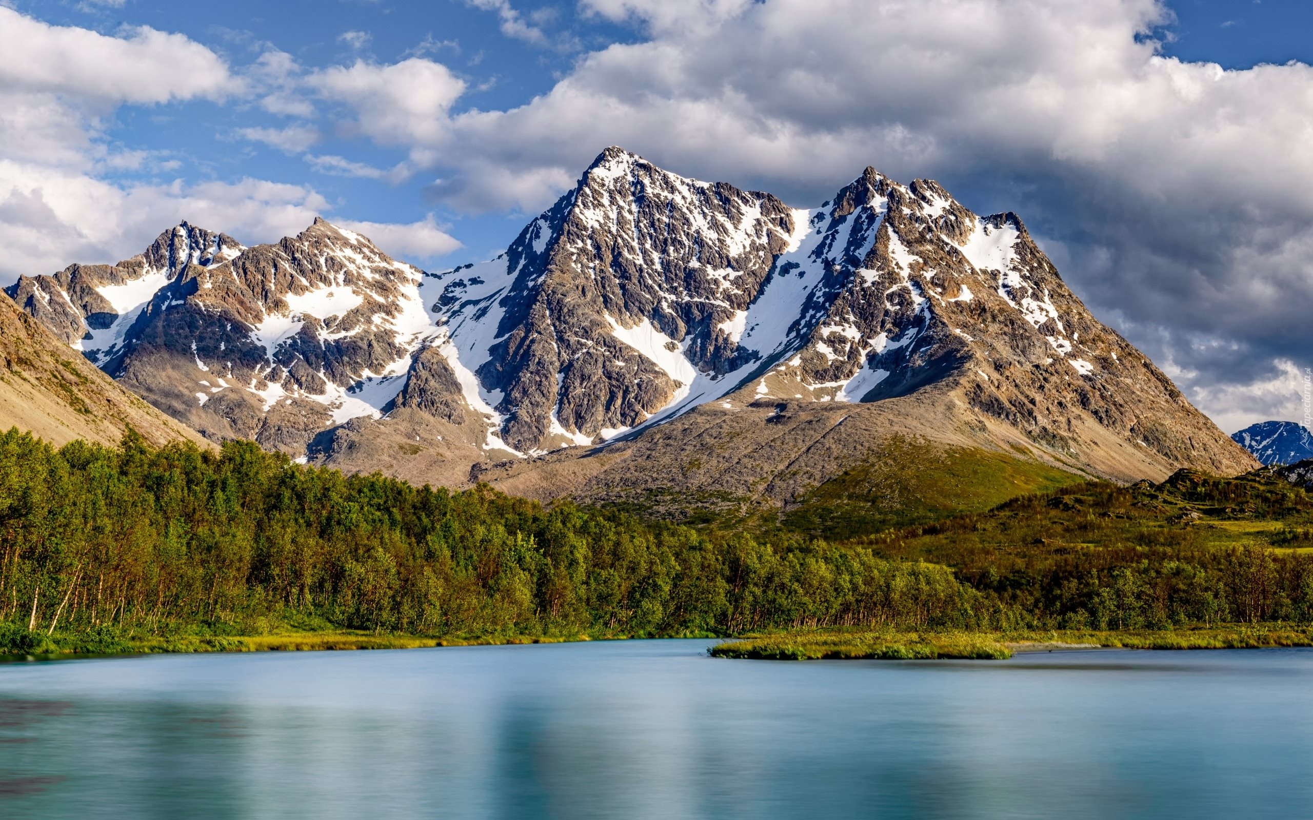 Norwegia, Góry Lyngen Alps, Rzeka Stortindelva, Ośnieżone, Szczyty, Drzewa, Chmury