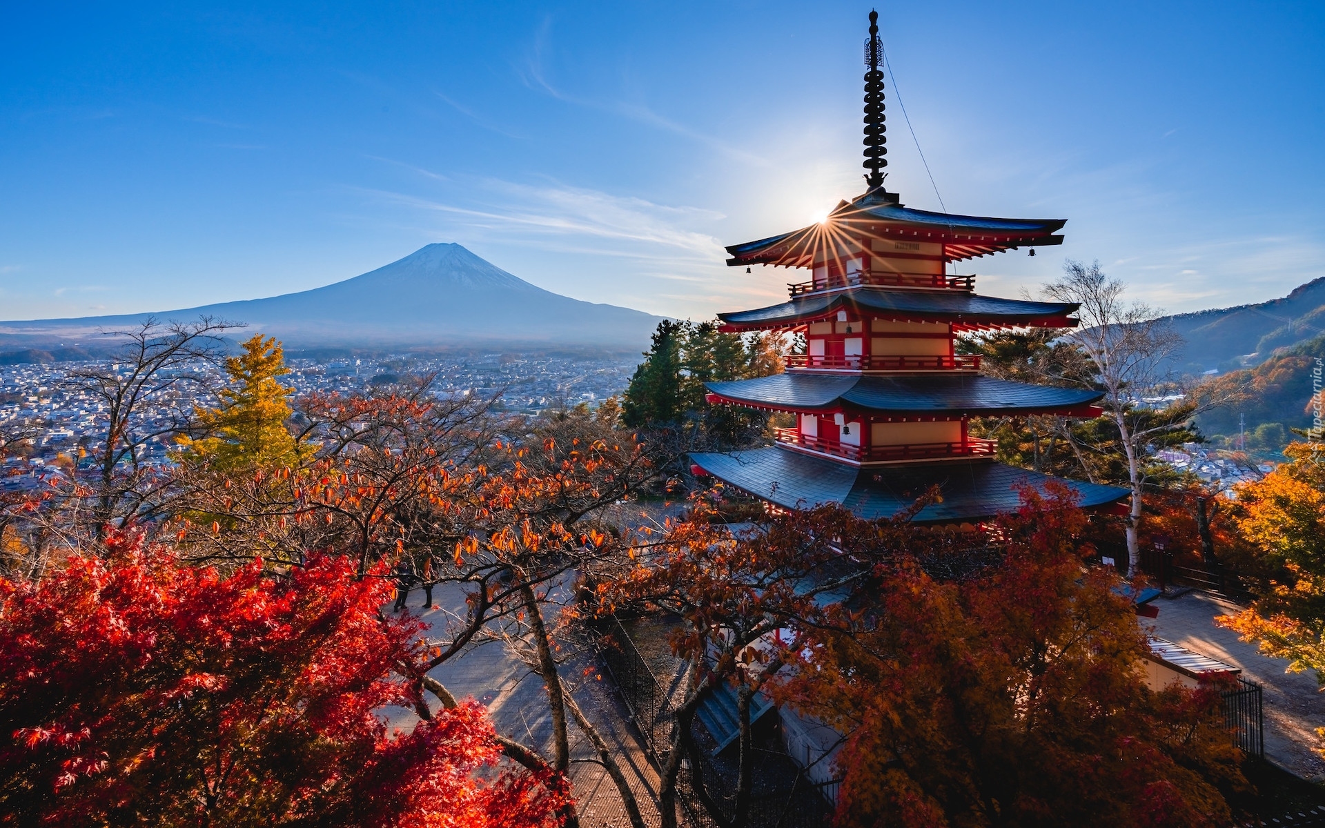 Świątynia, Chureito Pagoda, Góra, Fudżi, Mount Fuji, Drzewa, Promienie słońca, Jesień, Miasto Fujiyoshida, Prefektura Yamanashi, Wyspa Honsiu, Japonia