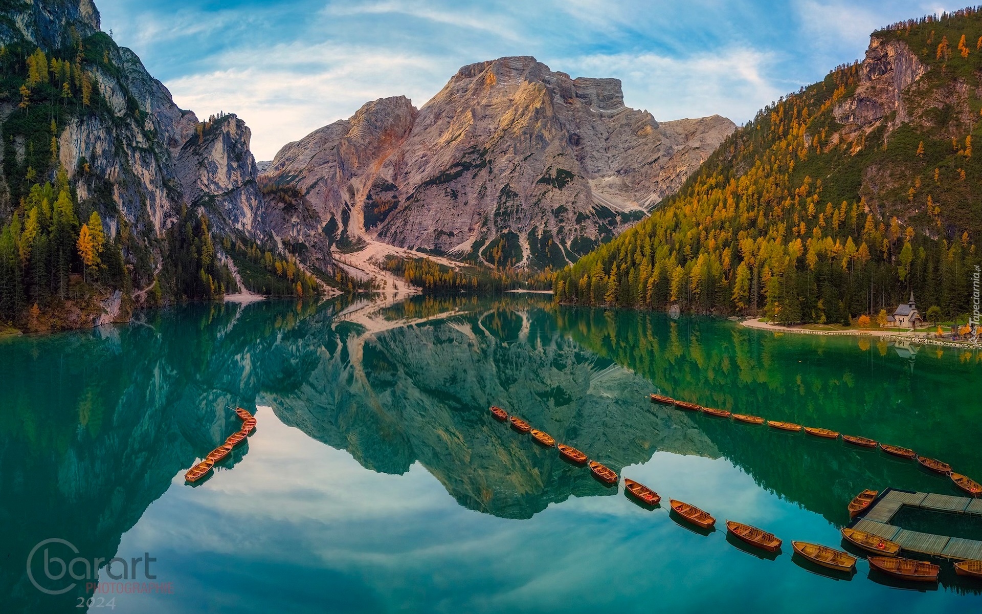 Włochy, Południowy Tyrol, Jezioro, Pragser Wildsee, Lago di Braies, Góry, Dolomity, Łódki, Pomost, Lasy