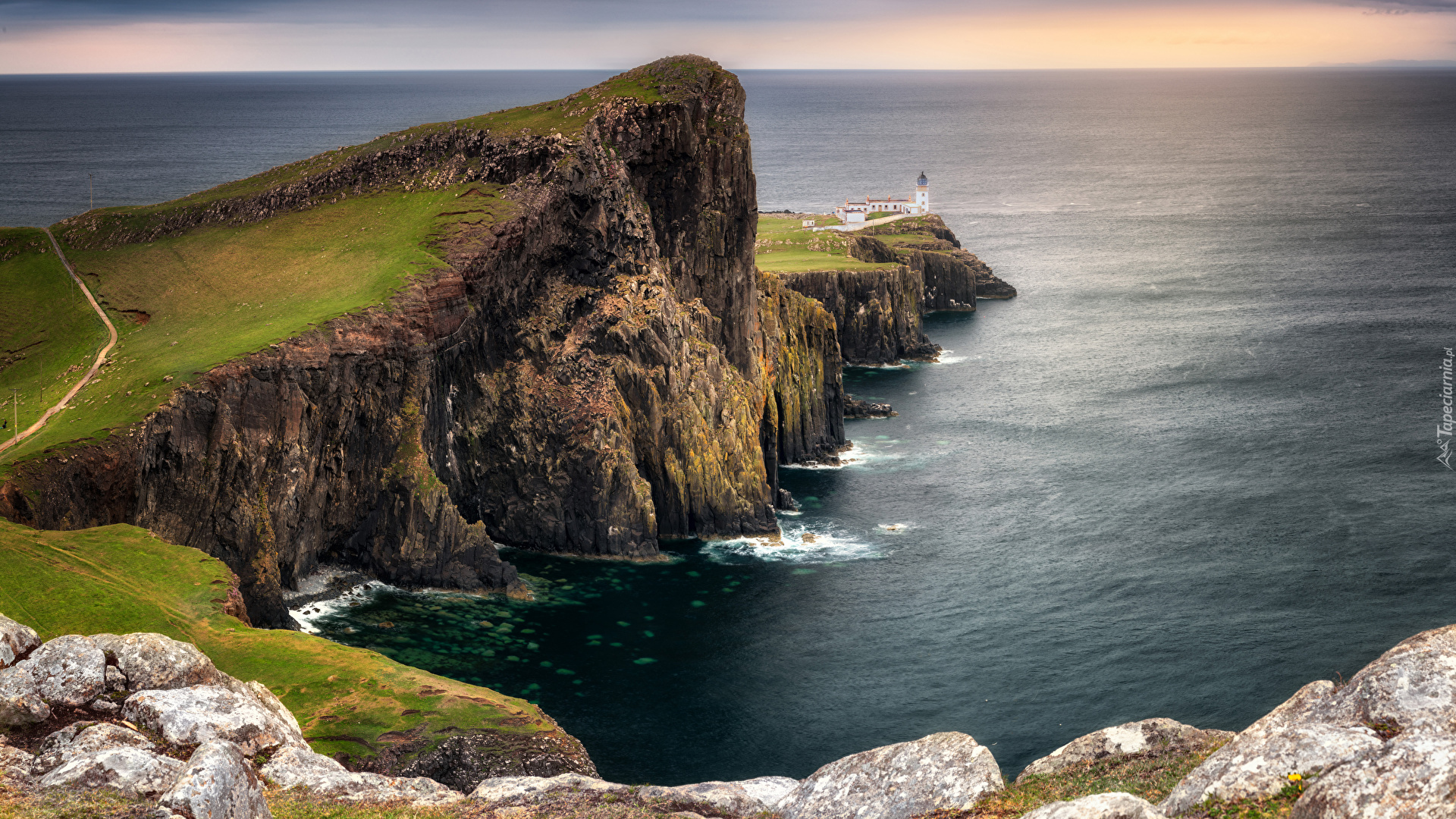 Morze Szkockie, Skały, Latarnia morska, Neist Point Lighthouse, Półwysep Duirinish, Wyspa Skye, Chmury, Szkocja