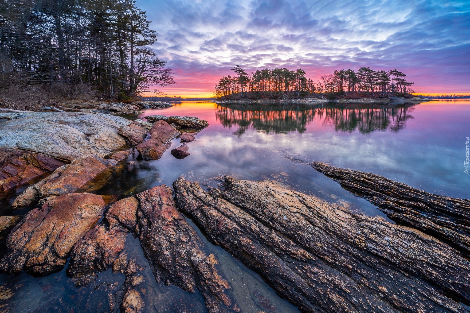 Wschód Słońca, Jezioro, Zatoka, Casco Bay, Skały, Drzewa, Chmury, Park Stanowy Wolfes Neck Woods, Stan Maine, Stany Zjednoczone